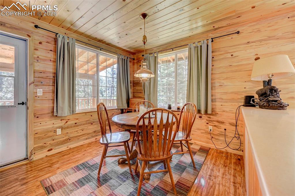 Image 18 of 49: Dining Area
