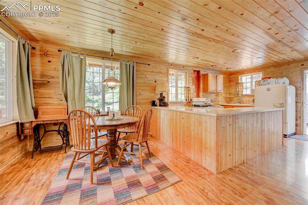 Image 19 of 49: Dining Area