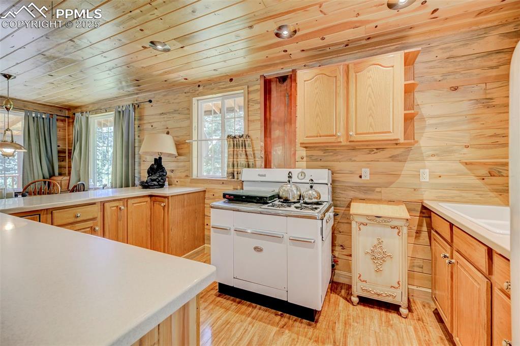 Image 20 of 49: Kitchen