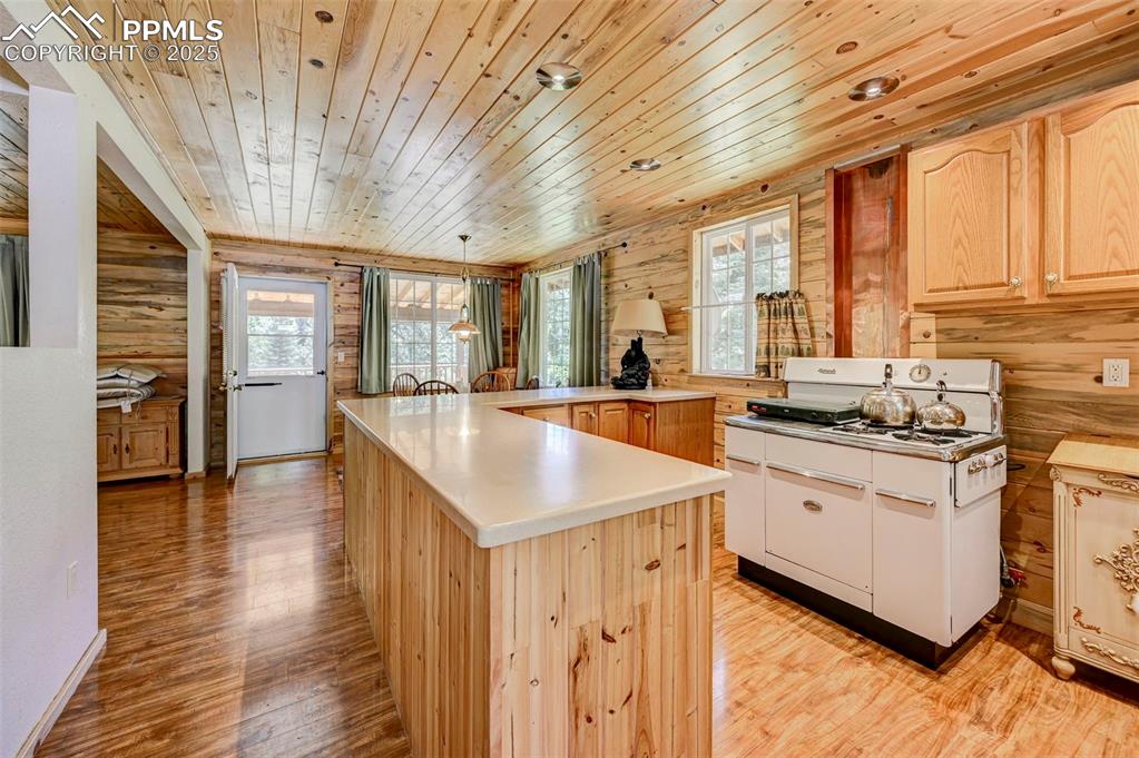 Image 21 of 49: Kitchen