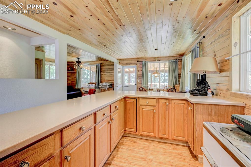 Image 22 of 49: Kitchen