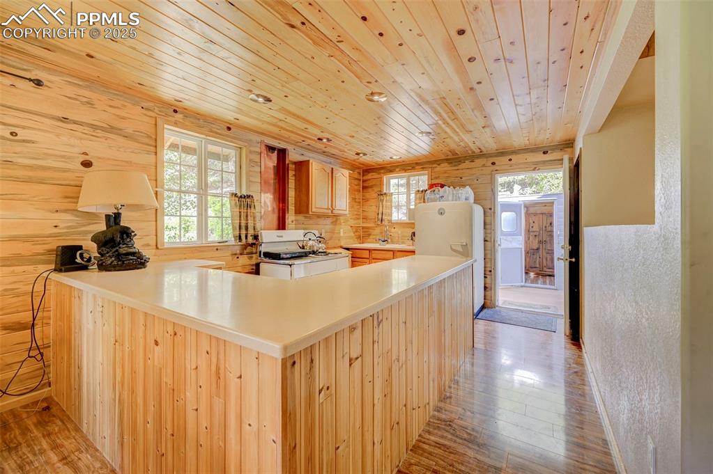 Image 23 of 49: Kitchen