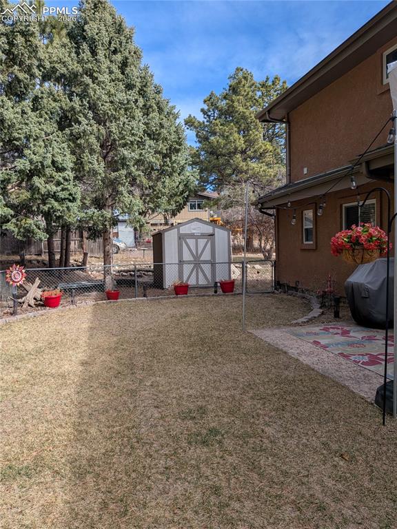 Image 16 of 29: Yard