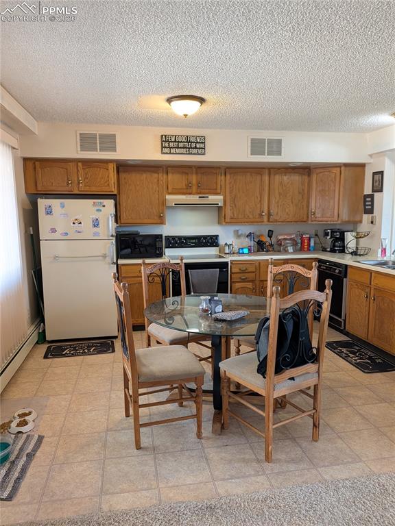 Image 21 of 29: Kitchen