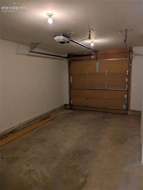 Image 30 of 36: Garage