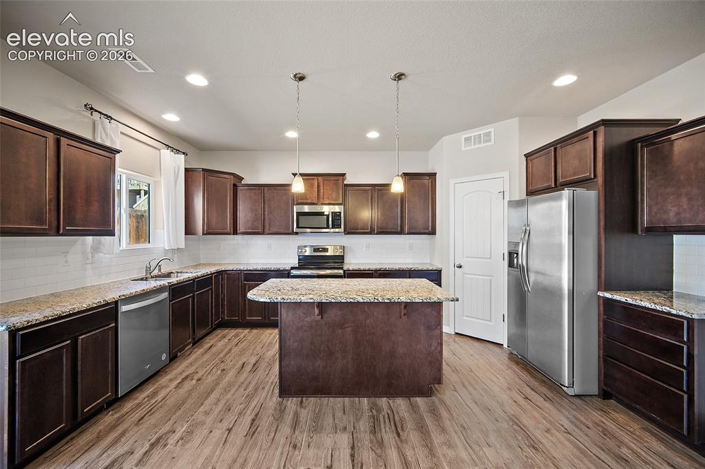 Image 10 of 46: Kitchen