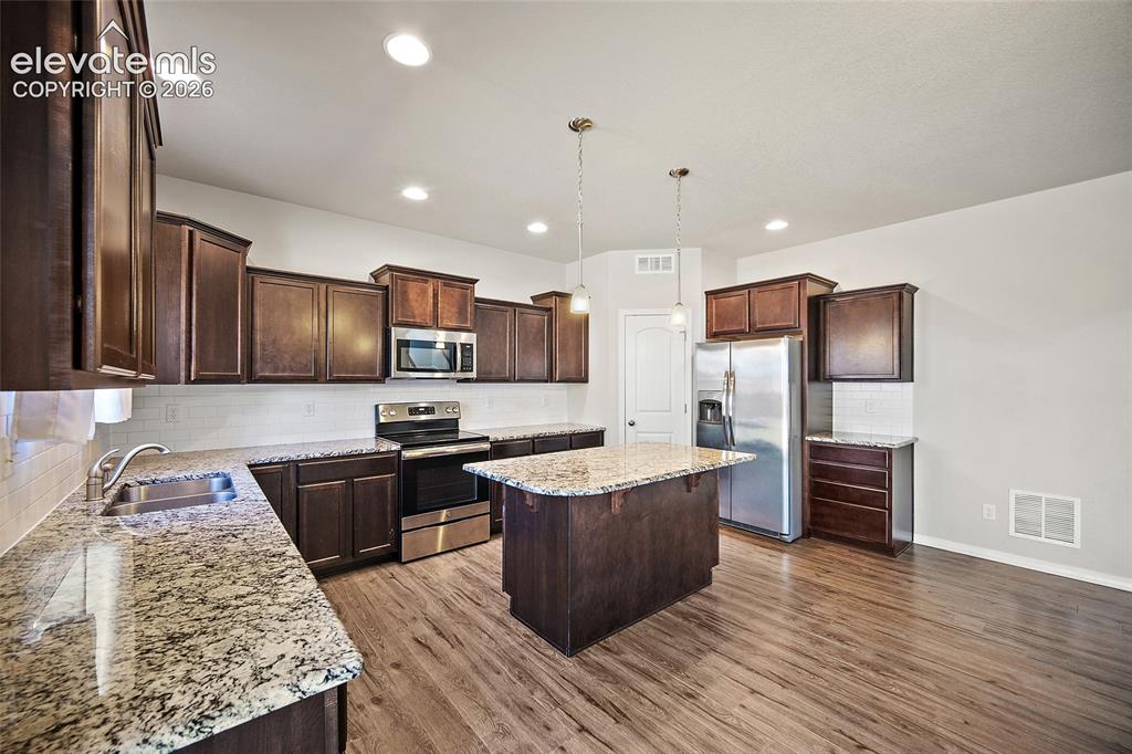 Image 11 of 46: Kitchen