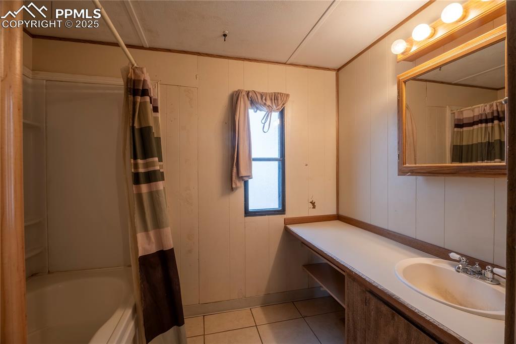 Image 12 of 21: Bathroom
