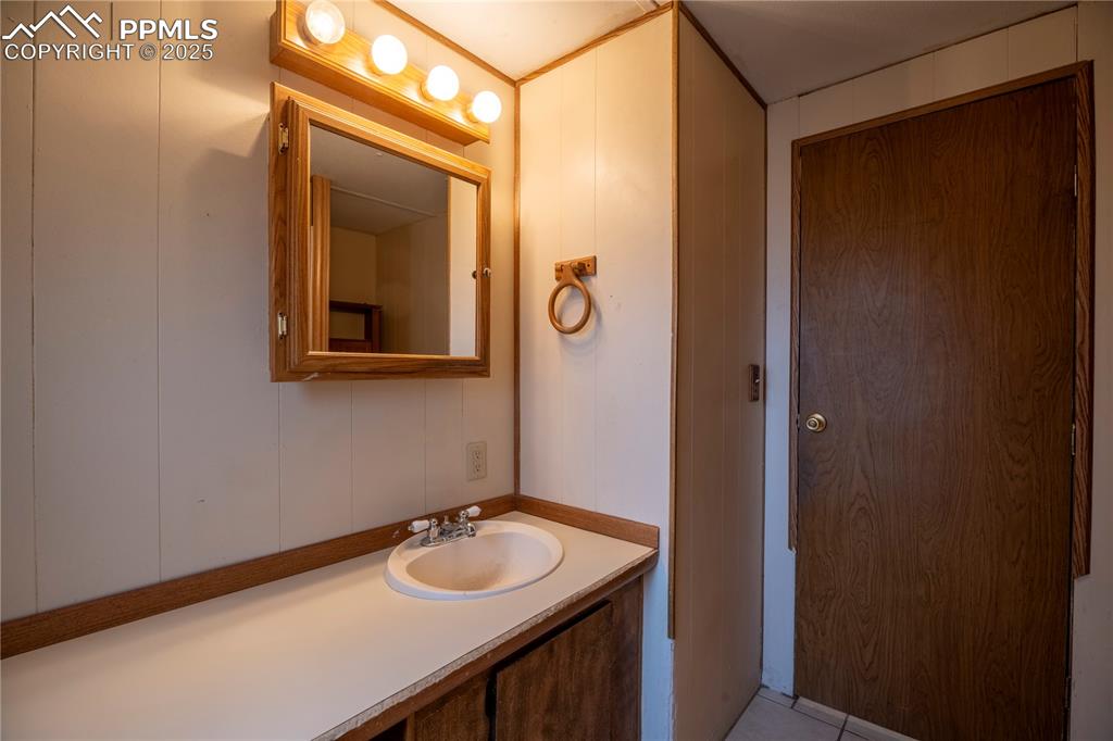 Image 13 of 21: Bathroom