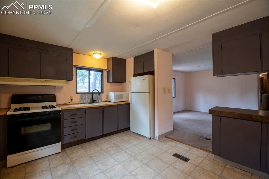 Image 3 of 21: Kitchen