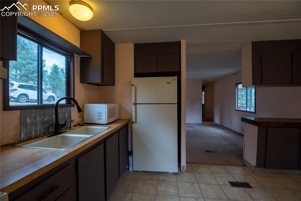 Image 4 of 21: Kitchen