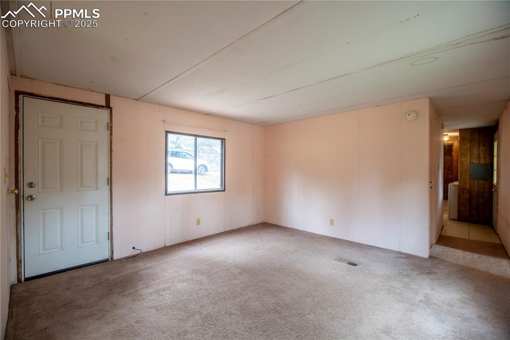 Image 5 of 21: Living Room