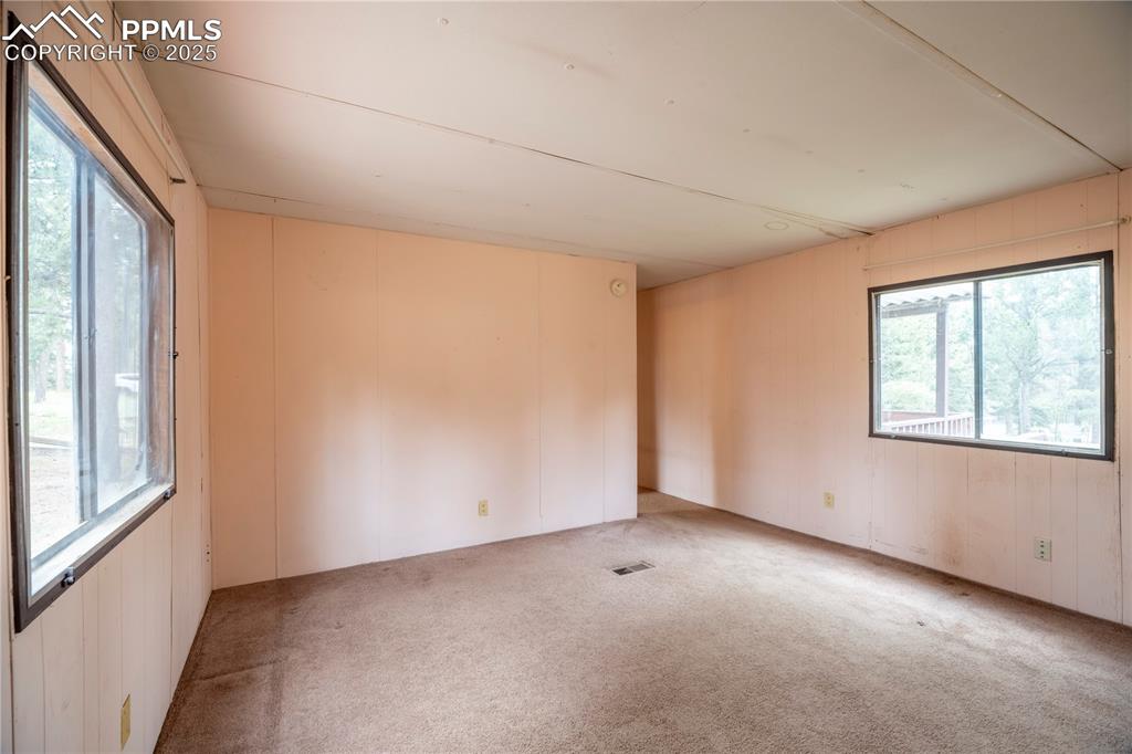 Image 6 of 21: Living Room