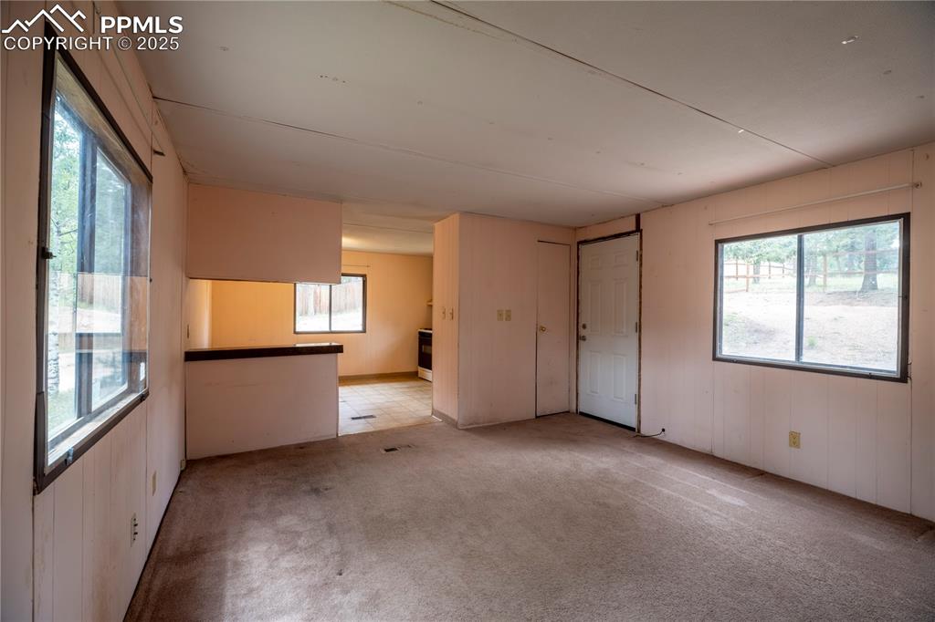 Image 7 of 21: Living Room