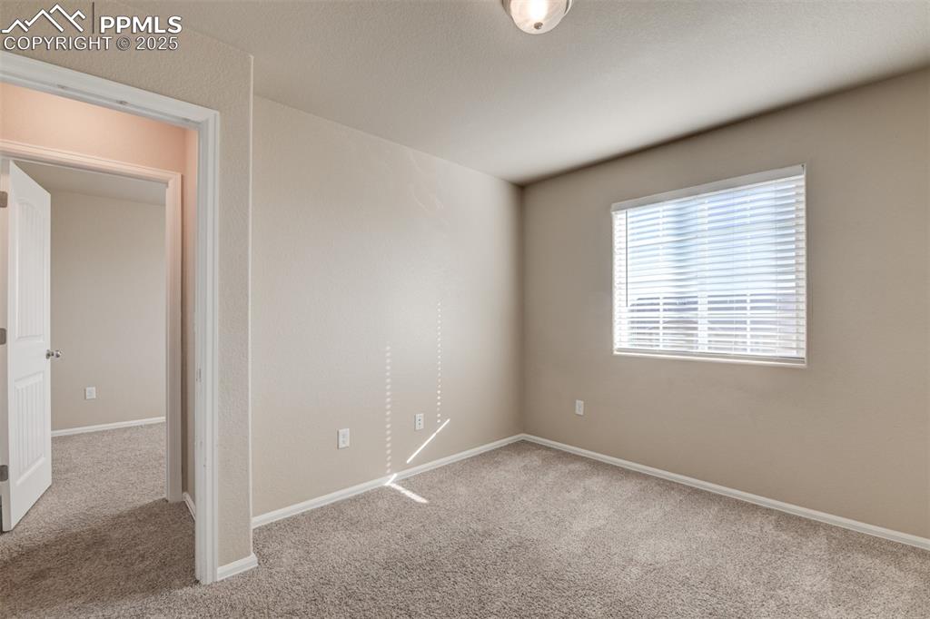 Image 27 of 33: 3rd bedroombaseboards