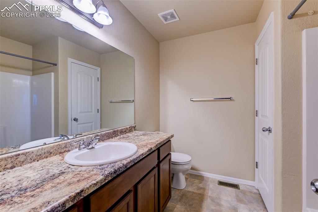 Image 32 of 33: Upstairs full bathroom