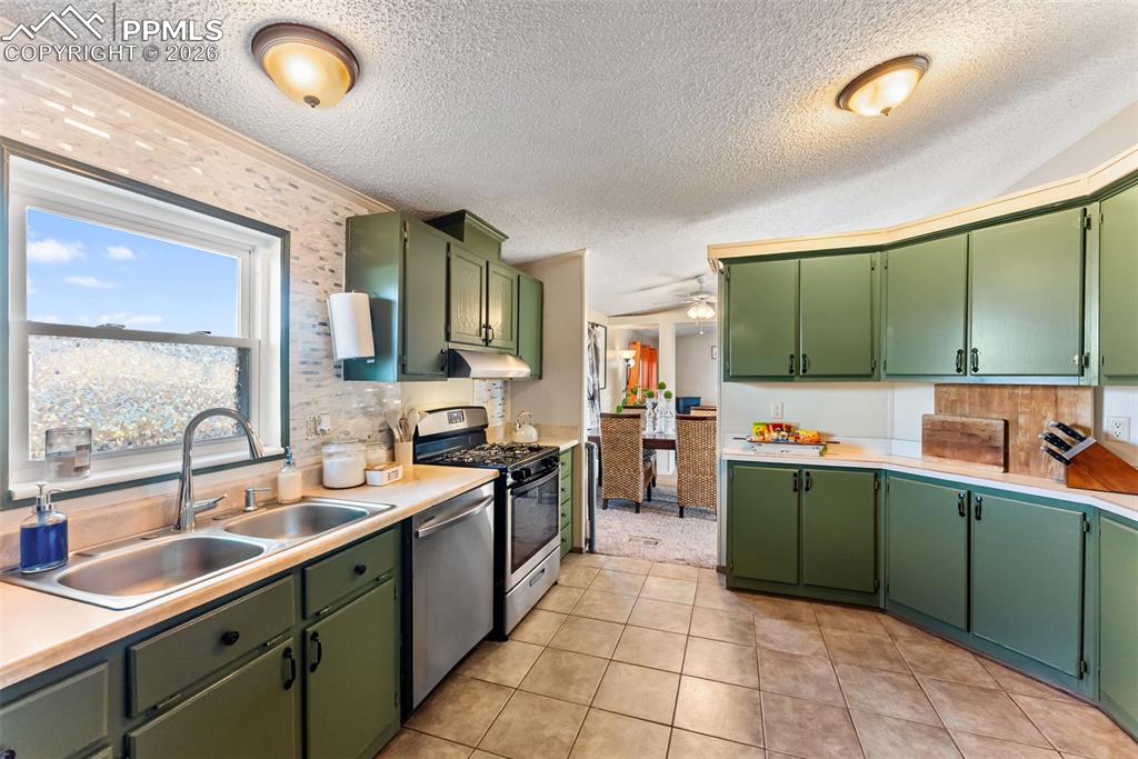 Image 12 of 50: Kitchen