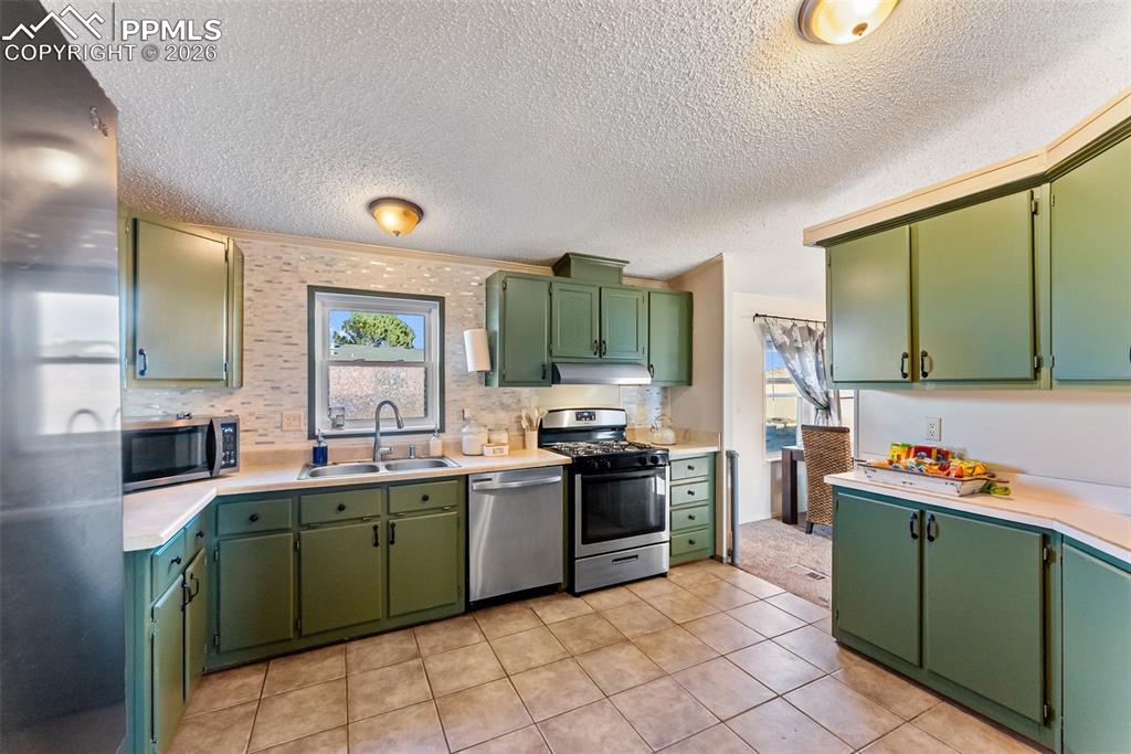 Image 13 of 50: Kitchen
