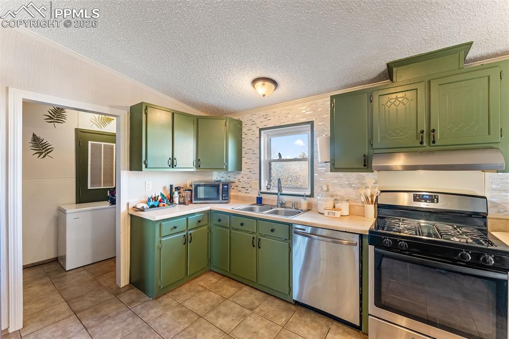 Image 14 of 50: Kitchen