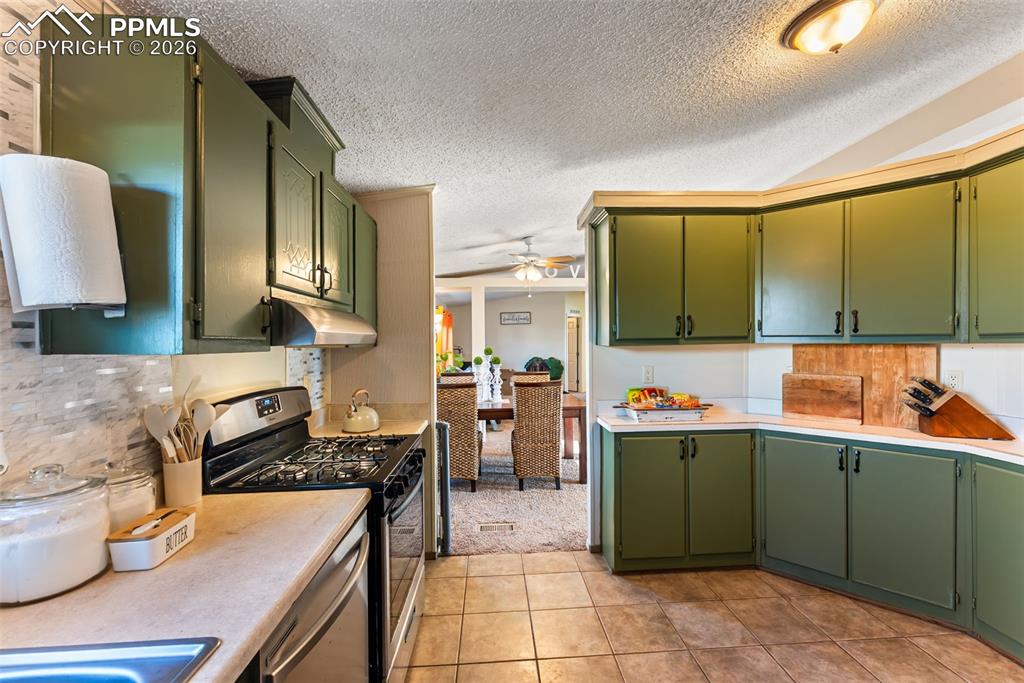 Image 15 of 50: Kitchen
