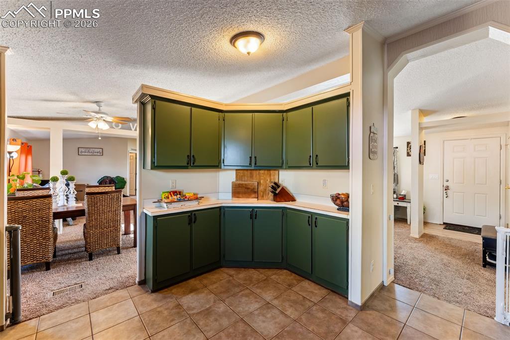 Image 16 of 50: Kitchen