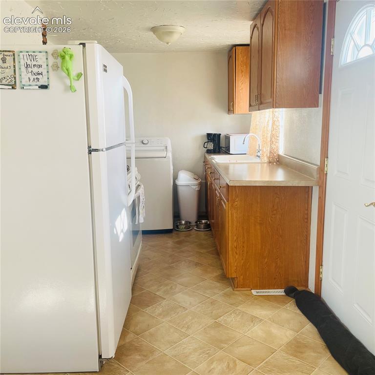 Image 10 of 25: Kitchen