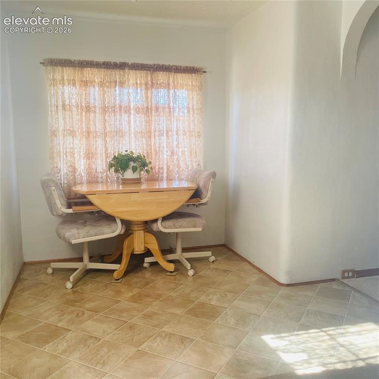 Image 11 of 25: Dining Area