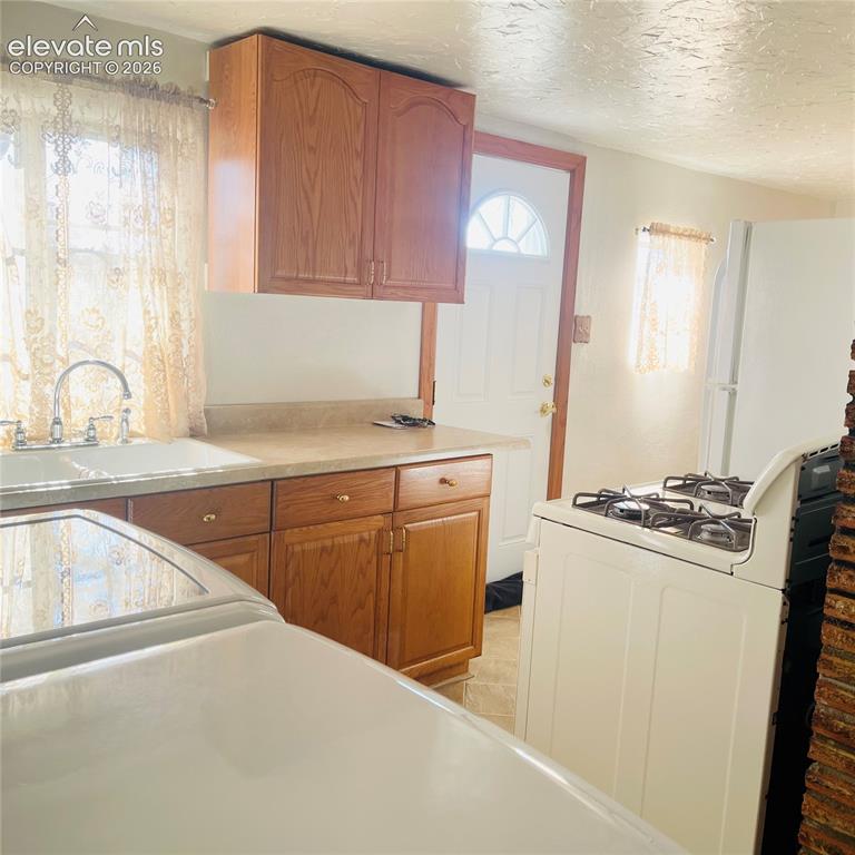 Image 9 of 25: Kitchen