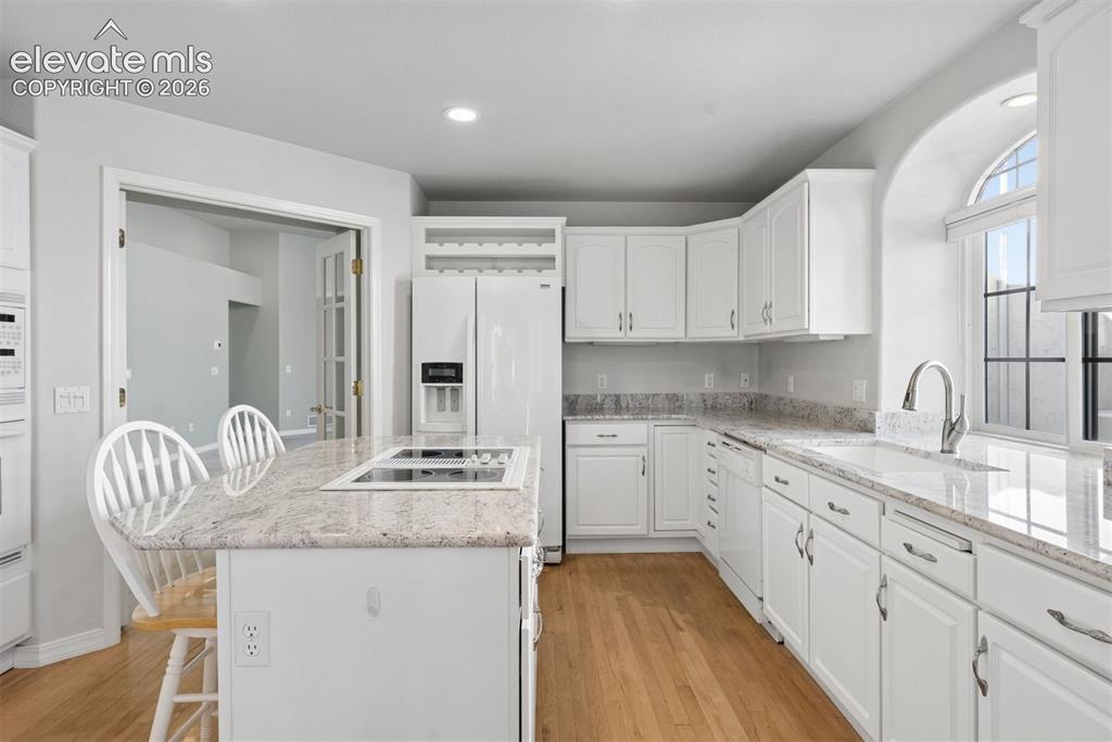 Image 16 of 50: Kitchen