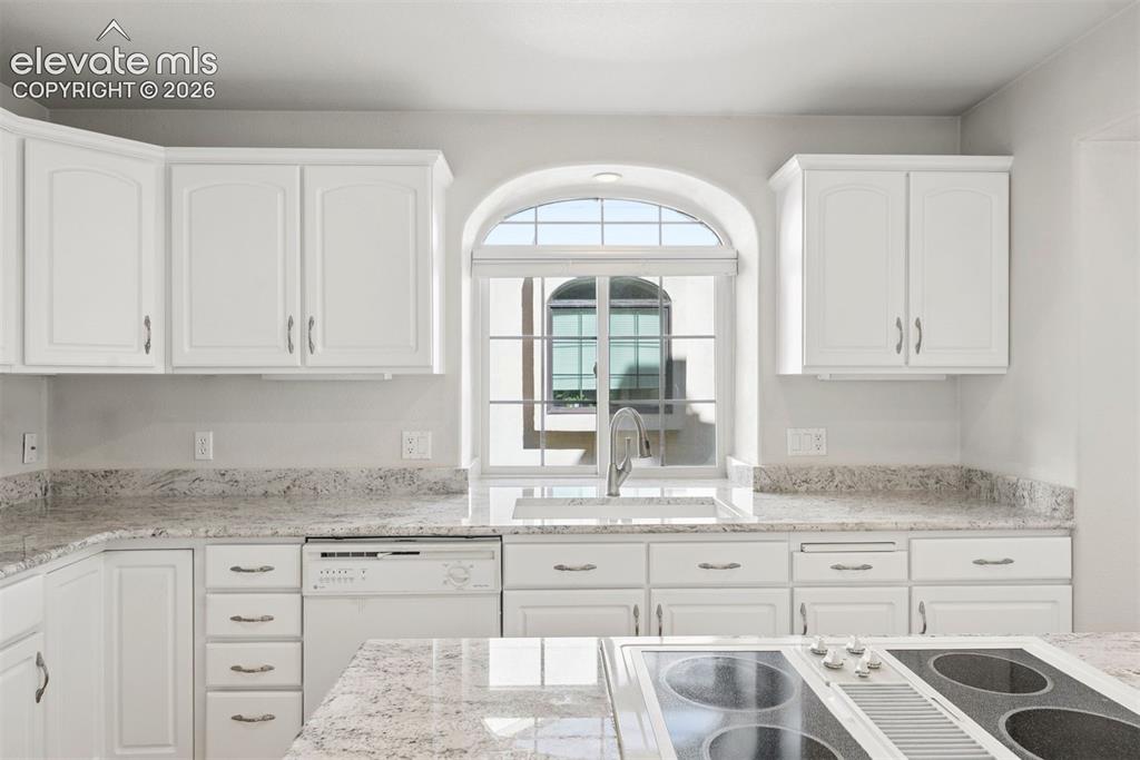 Image 18 of 50: Kitchen