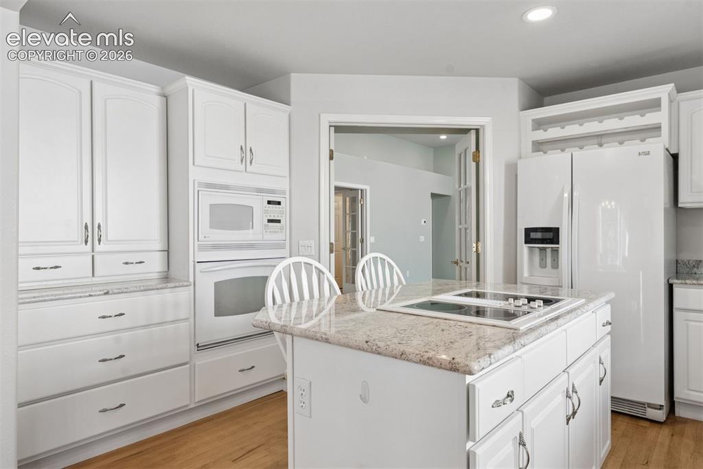 Image 19 of 50: Kitchen