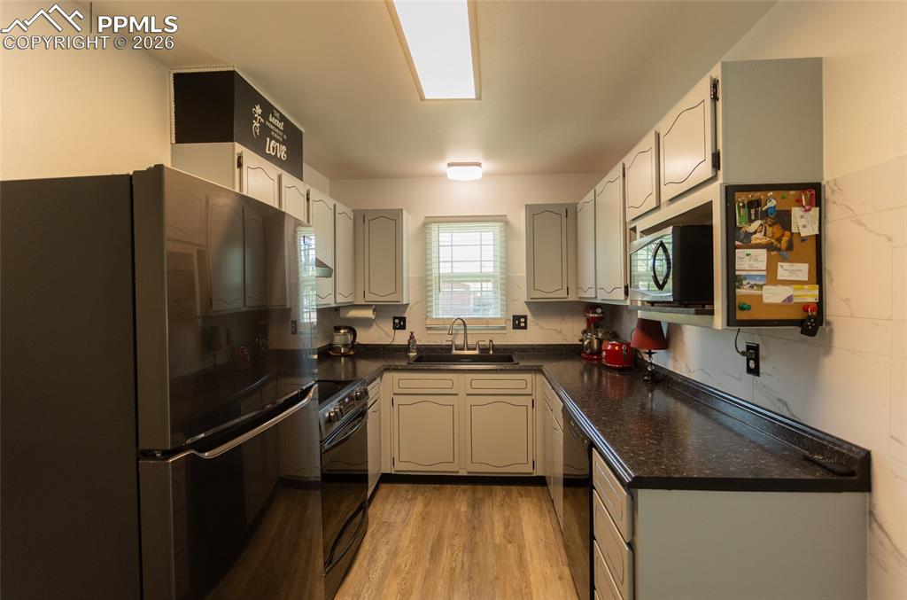 Image 10 of 27: Kitchen