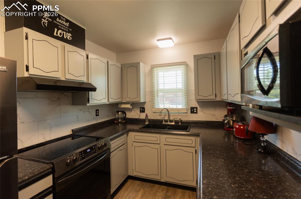 Image 11 of 27: Kitchen