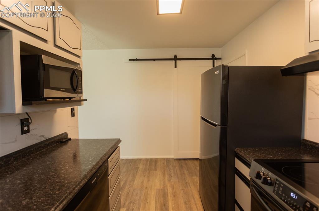 Image 12 of 27: Kitchen