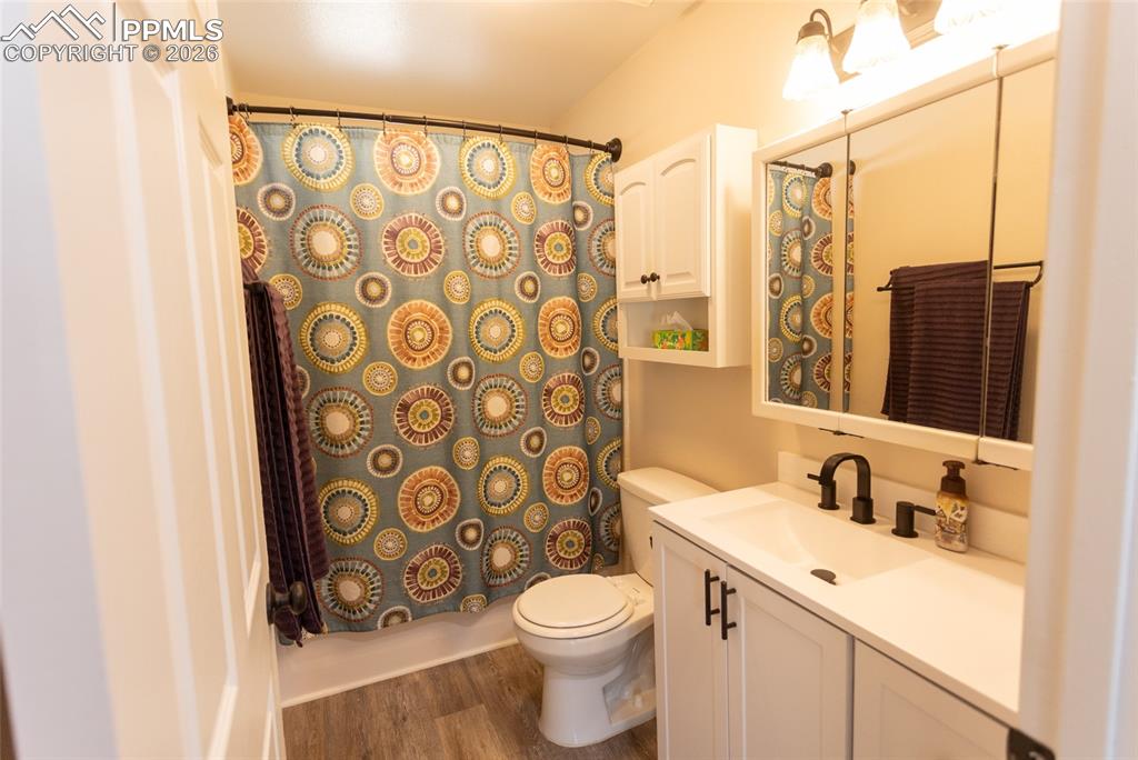 Image 16 of 27: Bathroom