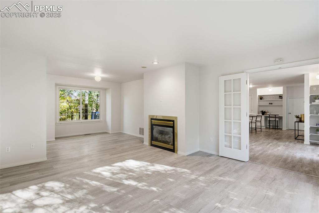 Image 15 of 44: Living Room