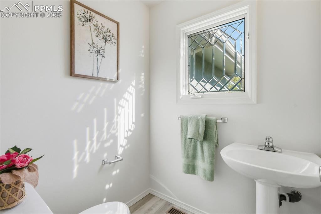 Image 17 of 44: Bathroom