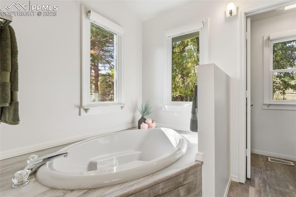 Image 23 of 44: Bathroom