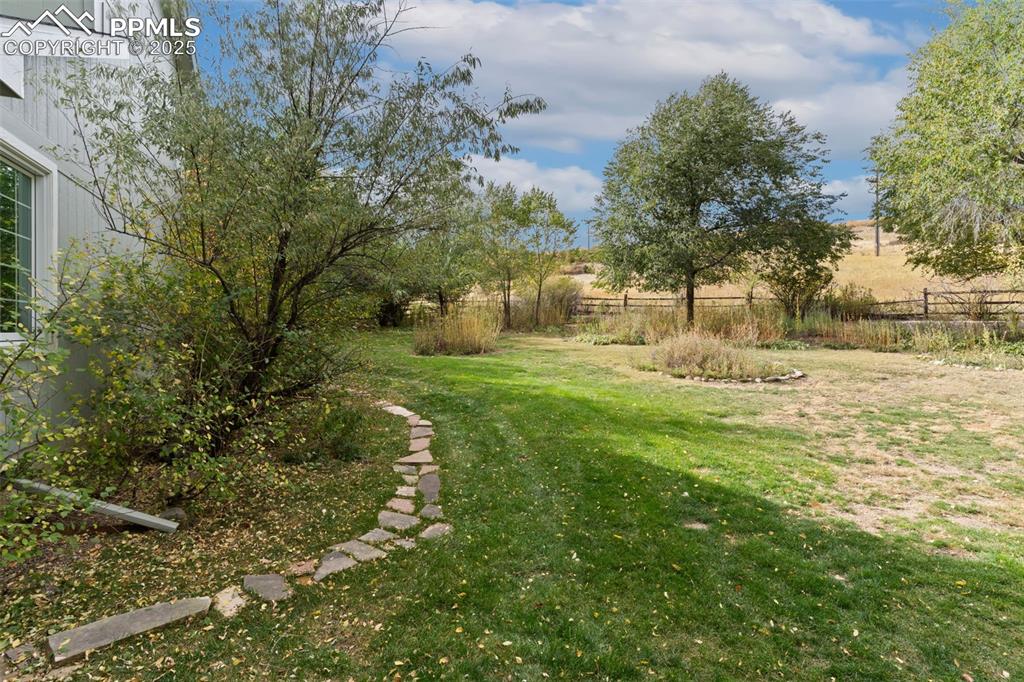 Image 32 of 44: Yard