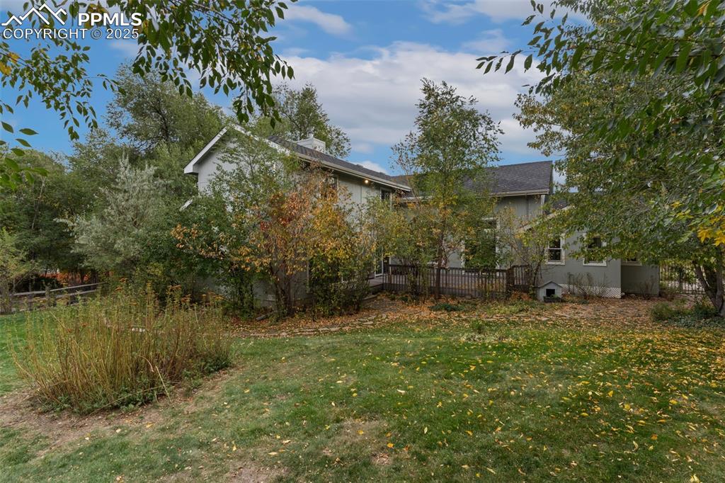 Image 34 of 44: Yard