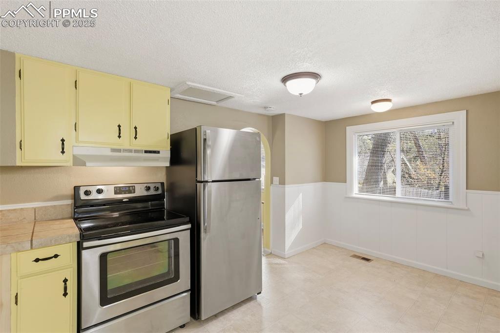 Image 10 of 26: Kitchen