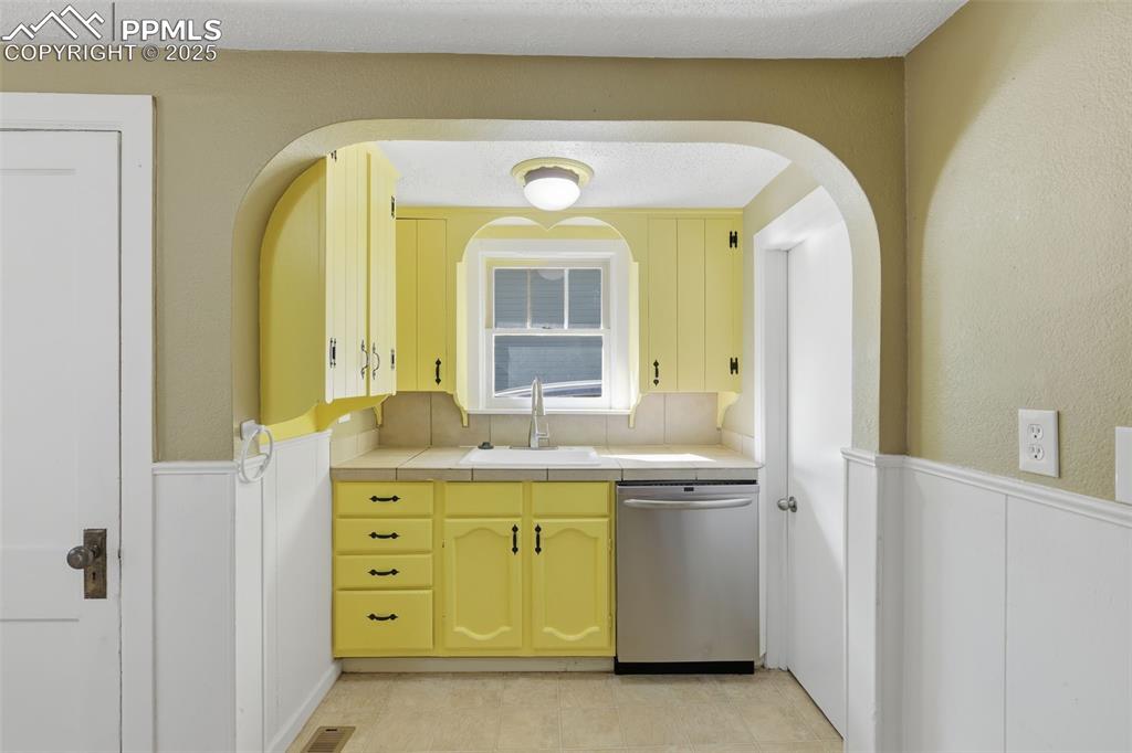 Image 12 of 26: Kitchen