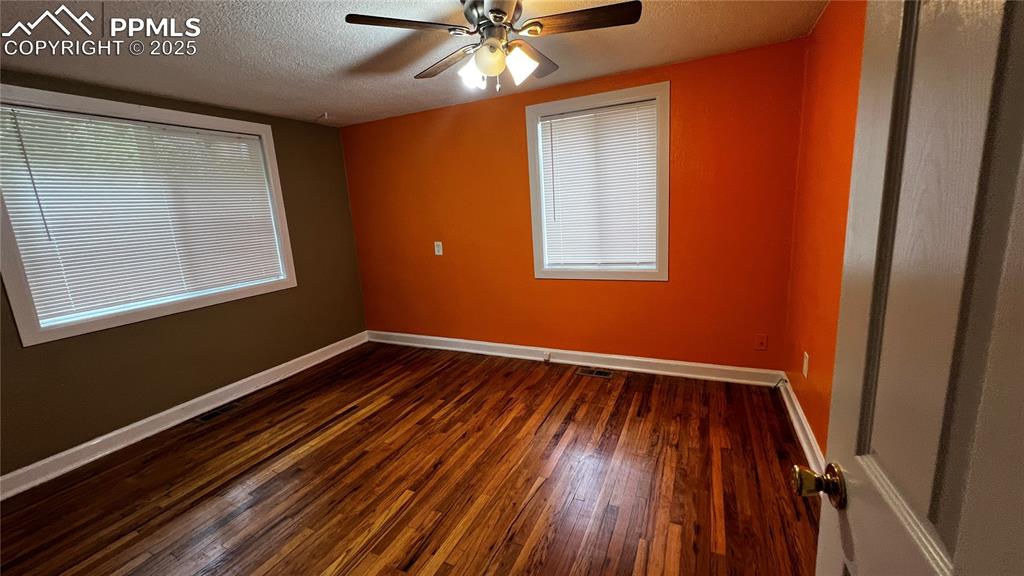 Image 16 of 26: Bedroom