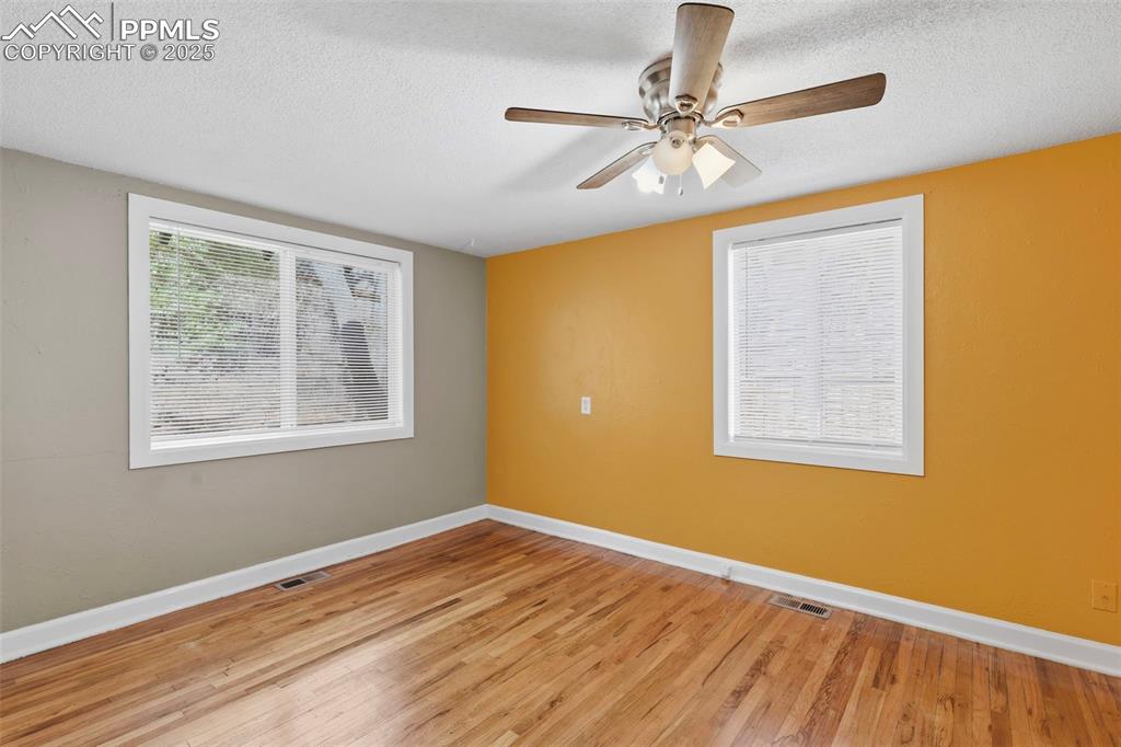 Image 17 of 26: Bedroom