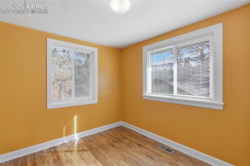 Image 18 of 26: Bedroom