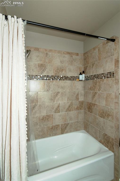 Image 18 of 24: Bathroom