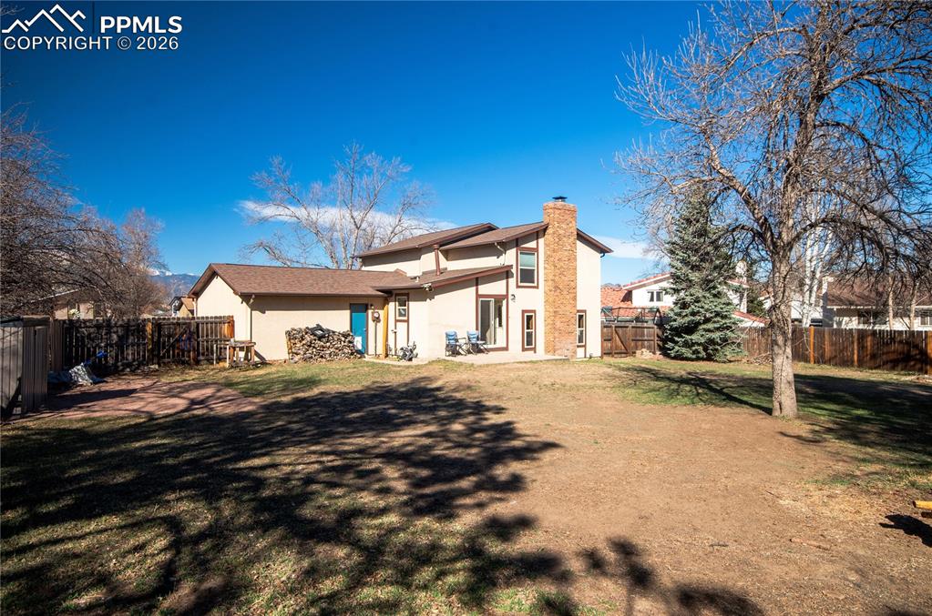 Image 21 of 24: Yard