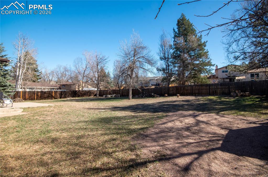 Image 23 of 24: Yard