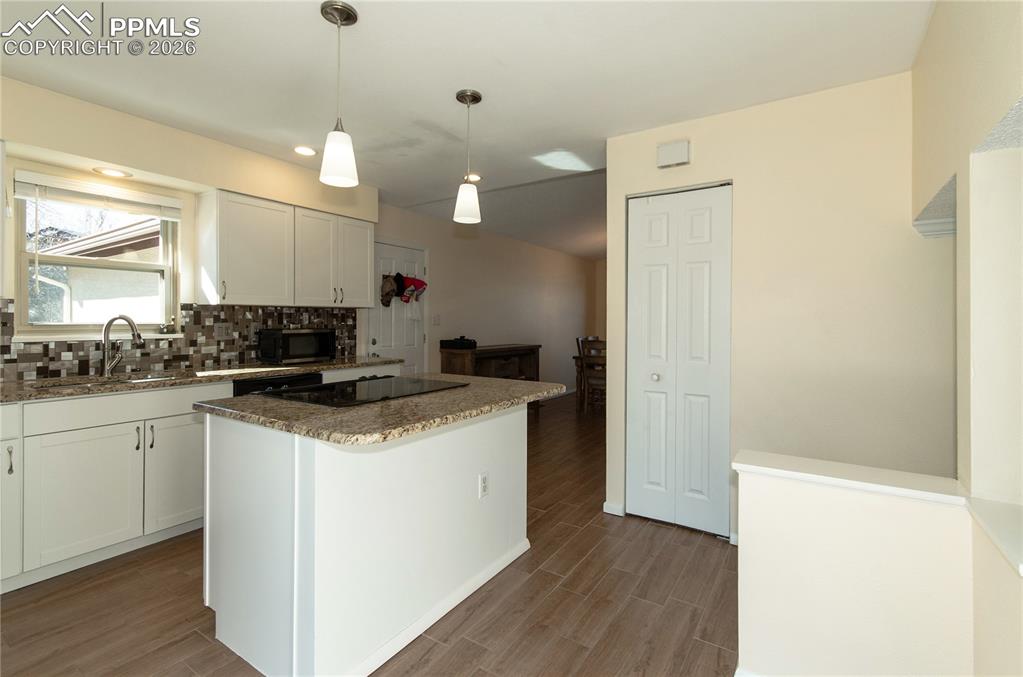 Image 7 of 24: Kitchen