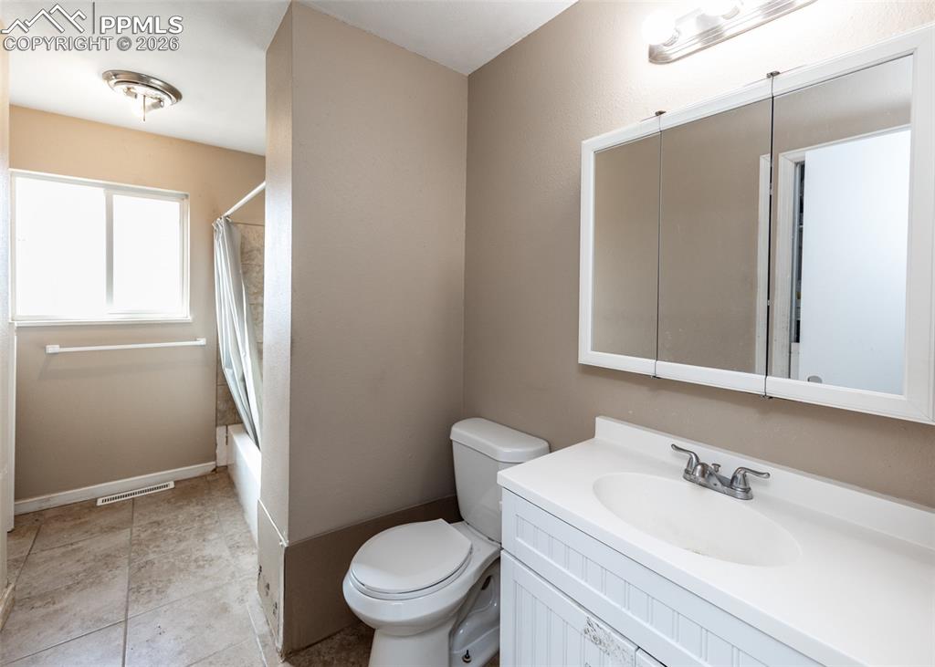 Image 17 of 36: Bathroom